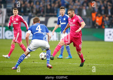 Karim Benzema (Real Madrid) (R) gegen Schalkes Benedikt Höwedes in der Champions-League-Spiel zwischen FC Schalke 04 und Real Madrid, Veltins Arena in Gelsenkirchen am 18. Februar. 2015. Stockfoto