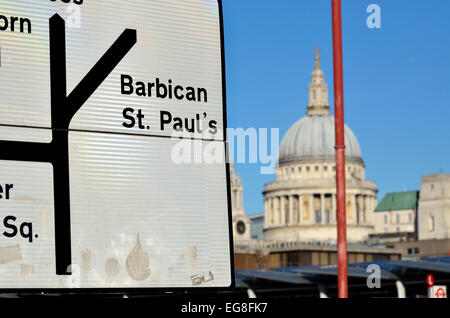 London, England, Vereinigtes Königreich. Verkehrszeichen auf Blackfriars Bridge, St. Pauls Stockfoto