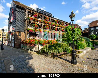 Das Dickens Inn in St Katharine Docks, London, UK Stockfoto