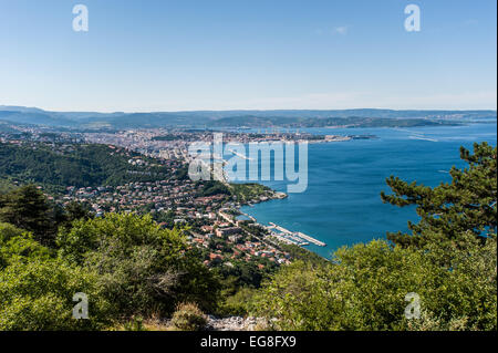 Trieste, Italien - eine Luftaufnahme von der Stadt und dem Golf von Trieste im Sommer mit dem Hafen Stockfoto