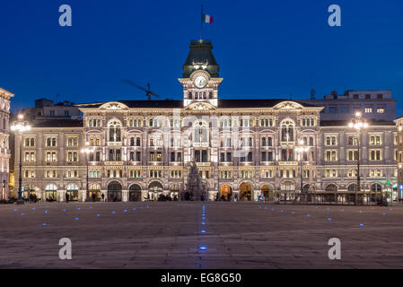 Triest, Italien - Piazza Unità d ' Italia Hauptplatz mit dem Rathaus in der Nacht. Nicht erkennbare Personen auf dem Hintergrund. Stockfoto