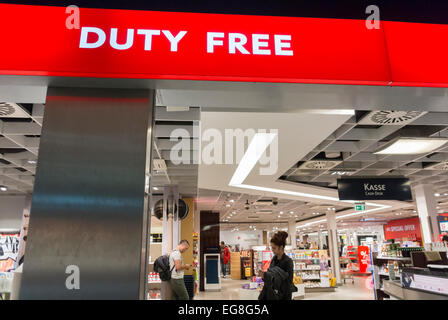 Berlin, Deutschland, Passagiere einkaufen im Duty Free Shop am Flughafen Schönefeld SXF mit Schild Stockfoto