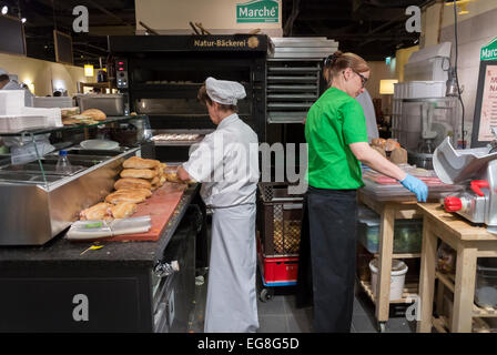 Berlin, Deutschland, deutsche Bäckereiköche bereiten Essen in der professionellen Küche im Fast Food Restaurant am Flughafen Schönefeld vor Stockfoto