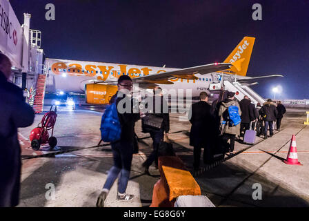 Paris, Frankreich, Passagiere Leute, die nachts auf dem Tarmac des Orly-Flughafens, „Easy Jet“ Airline, ins Flugzeug einsteigen Stockfoto