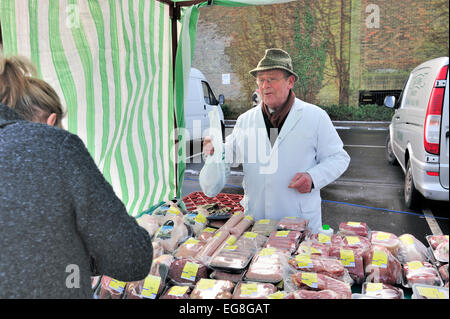 Bio-Fleisch zum Verkauf an einen örtlichen Bauernmarkt Stockfoto