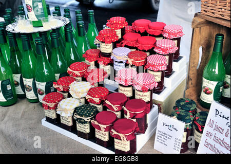 Apfel Saft Marmeladen und Chutneys zum Verkauf an einen örtlichen Bauernmarkt Stockfoto