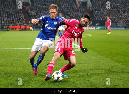 Schalkes Benedikt Höwedes (L) gegen Isco (Real Madrid) während der Champions-League-Spiel zwischen FC Schalke 04 und Real Madrid, Veltins Arena in Gelsenkirchen am 18. Februar. 2015. Stockfoto