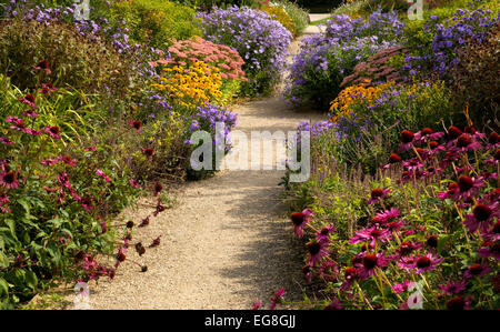 Kiesweg im englischen Garten mit frühen Herbst Schüler/inen im englischen Garten, Oxfordshire, England Stockfoto