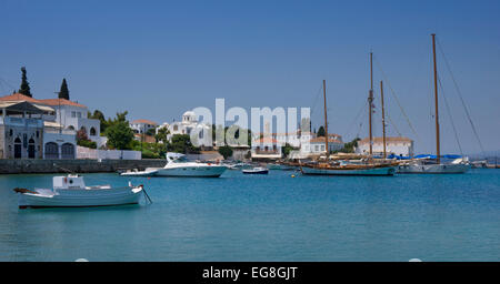 Blick auf den Hafen mit Stadt und Boote im Sommer auf der Insel Spetses, Peloponnes, Griechenland Stockfoto