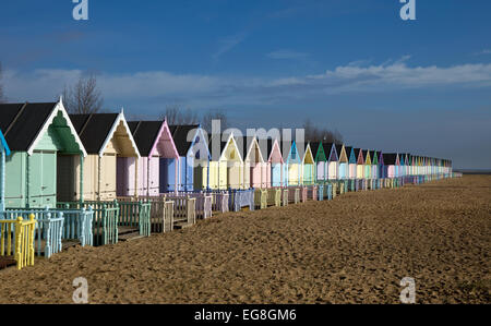 Bunte Strandhäuschen auf Mersea Island, Essex, England