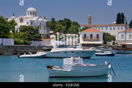 Blick auf den Hafen mit Stadt und Boote im Sommer auf der Insel Spetses, Peloponnes, Griechenland Stockfoto