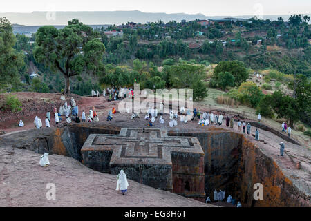 Christian Pilger versammeln sich am Beite Giyorgis (Saint-Georges) Kirche in der Weihnachtszeit, Lalibela, Äthiopien Stockfoto