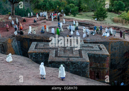 Christian Pilger versammeln sich am Beite Giyorgis (Saint-Georges) Kirche in der Weihnachtszeit, Lalibela, Äthiopien Stockfoto