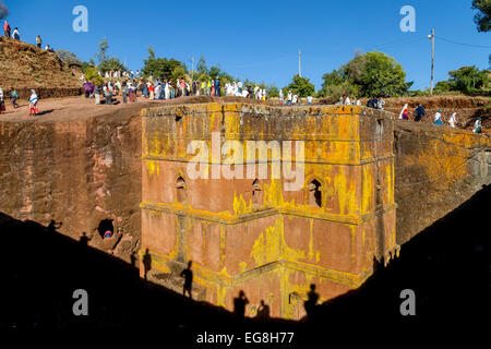 Christian Pilger am Beite Giyorgis (Saint-Georges) Kirche in der Weihnachtszeit, Lalibela, Äthiopien Stockfoto