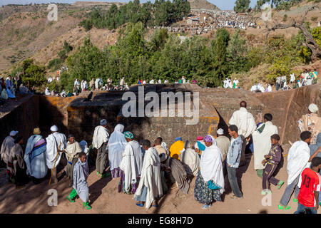 Christian Pilger am Beite Giyorgis (Saint-Georges) Kirche in der Weihnachtszeit, Lalibela, Äthiopien Stockfoto