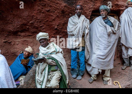 Christian Pilger am Beite Giyorgis (Saint-Georges) lesen Bibeln, Lalibela, Äthiopien Stockfoto