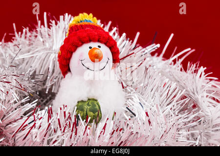 Christmas Ball Schneemann Lametta auf rotem Grund Stockfoto