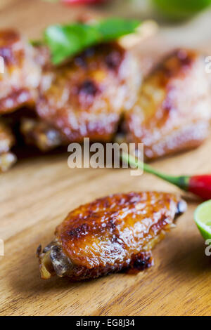 Gegrillte Hähnchenflügel mit Thai-Chili-Sauce und Kalk Stockfoto