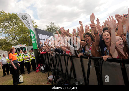 Die Kinder bekommen nach unten, um Hadouken! bei der Underage Festival Victoria Park Ost-London. Stockfoto