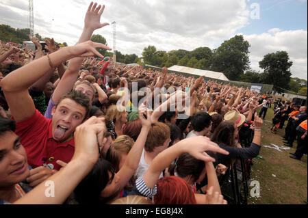 Die Kinder bekommen nach unten, um Hadouken! bei der Underage Festival Victoria Park Ost-London. Stockfoto