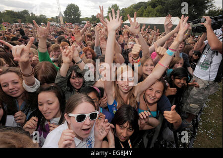 Die Kinder bekommen nach unten, um Hadouken! bei der Underage Festival Victoria Park Ost-London. Stockfoto