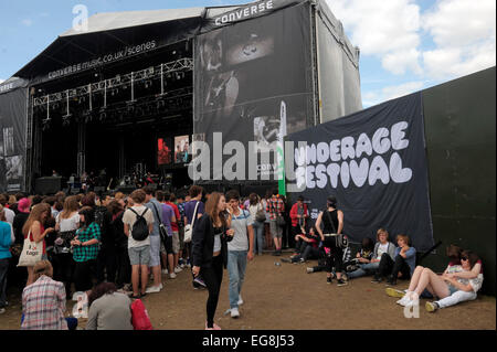 Die Kinder bekommen nach unten, um Hadouken! bei der Underage Festival Victoria Park Ost-London. Stockfoto