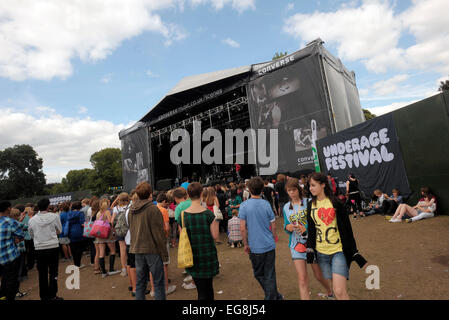 Die Kinder bekommen nach unten, um Hadouken! bei der Underage Festival Victoria Park Ost-London. Stockfoto