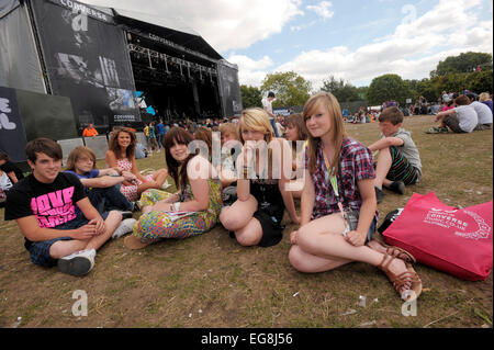 Die Kinder bekommen nach unten, um Hadouken! bei der Underage Festival Victoria Park Ost-London. Stockfoto