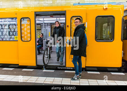 Berlin, Deutschland, U-Bahn, U-Bahn, U-Bahn, chinesischer Tourist in den Zug, diverse Reisende Fahrrad Stockfoto