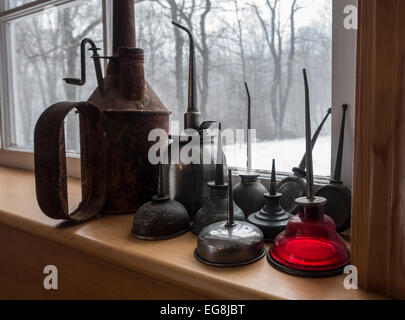 Sammlung von Öldosen auf innere Fensterbank Stockfoto