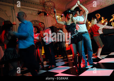 Hurly Burly Cabaret Burlesque, Bush Hall 15 Sept 2007 mit Miss Polly Rae [Stripperin] und ihr Hurly Burly Mädchen lite Schriftsteller [in Blak] Alice von Simpson Bilder und Copyright: Nick Cunard Kommission The London Lite Stockfoto