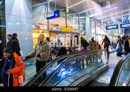 Berlin, Deutschland, große Menschenmenge in U-Bahn, U-Bahn, geschäftig, Eskalator im Einkaufszentrum der U-Bahn Stockfoto