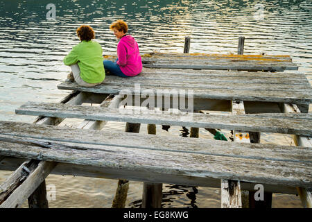 Zwei Frauen in einem Wellenbrecher. Stockfoto