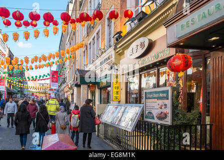 Gerrard Street, London Chinatown, Neujahr 2015 Banner und Dekorationen, um das Jahr des Schafes feiern. Stockfoto