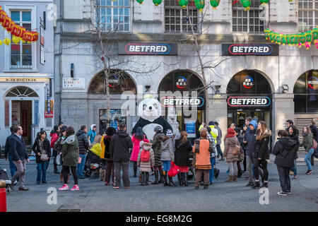 Menschen und ein großer Panda auf Gerrard Street, Chinatown, London W1, für chinesisches Neujahr 2015. Stockfoto