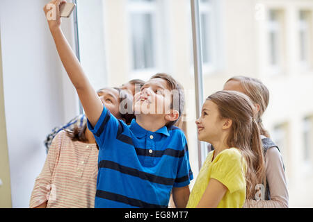 Gruppe von Schülerinnen und Schüler nehmen Selfie mit smartphone Stockfoto