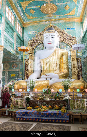 Großer Sitzender Buddha bald U Ponya Shin Paya Pagode, Sagaing Hügel in der Nähe von Mandalay, Birma, Myanmar, Südostasien, Asien, Stockfoto