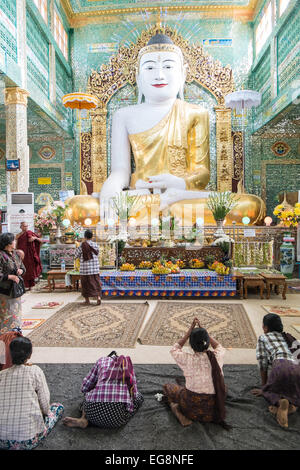 Großer Sitzender Buddha bald U Ponya Shin Paya Pagode, Sagaing Hügel in der Nähe von Mandalay, Birma, Myanmar, Südostasien, Asien, Stockfoto