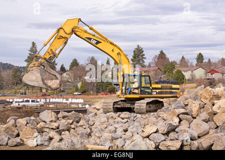 Schweren Erdbau Schaufeln und andere Geräte arbeiten auf die Veränderung des Flussbettes des Deschutes River in Bend, Oregon. Stockfoto