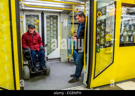 Berlin, Deutschland, U-Bahn für behinderte Passagiere, U-Bahn, U-Bahn, öffentliche Verkehrsmittel für besondere Bedürfnisse, Senioren, die auf der U-Bahn sitzen Stockfoto