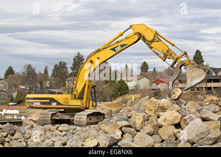 Schweren Erdbau Schaufeln und andere Geräte arbeiten auf die Veränderung des Flussbettes des Deschutes River in Bend, Oregon. Stockfoto