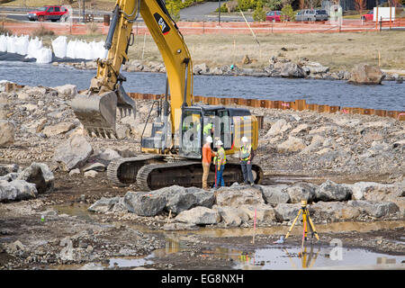 Schweren Erdbau Schaufeln und andere Geräte arbeiten auf die Veränderung des Flussbettes des Deschutes River in Bend, Oregon. Stockfoto