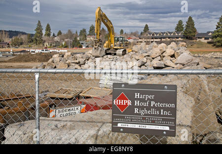 Schweren Erdbau Schaufeln und andere Geräte arbeiten auf die Veränderung des Flussbettes des Deschutes River in Bend, Oregon. Stockfoto