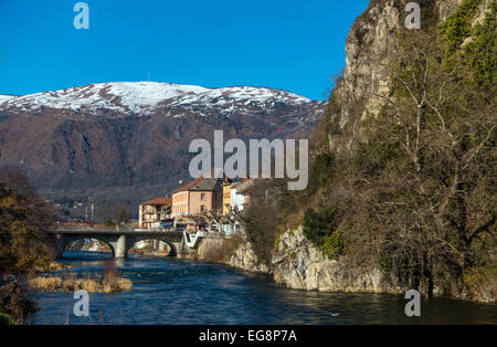 Tarascon Sur Ariège und Ariege Fluss mit Brücke und Gebäude mit schneebedeckten Bergen Stockfoto