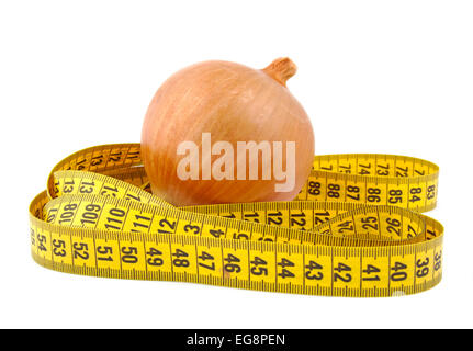Zwiebel und Maßband auf einem hellen Hintergrund Stockfoto