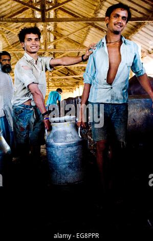 Die Milch-Urne erfolgt an Transporter Fahrzeug Milch wird gekauft direkt von den Bauernhöfen.  Aarey Milch Kolonie befindet sich eine Ansammlung von privaten Büffel Milchviehbetriebe in Goregaon einem Vorort von Mumbai. Es umfasst eine Fläche von etwa 35000 Hektar und wurde in den Bundesstaat Maharashtra von Herr Aarey der Gründer der Aarey Molkerei im Jahre 1949 gestiftet. Der Büffel produzieren durchschnittlich 30 Liter/Tag. Die Milch produziert wird "lose" dh Rohmilch, die direkt verkauft wird oder Großhandel, Ladenbesitzer und süß Martes ohne zusätzliche Behandlung außer für Kühlung durch Eis.  Der höhere Fettgehalt von 7 % ist es ideal für süße Stockfoto