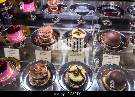 Berlin, Deutschland, Deutsche Bäckerei, Detail, Schokokuchen, Chocolatier, gebackene Speisen, Gebäck auf dem Display, "Fassbender & Raush", Stockfoto