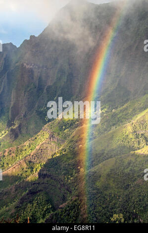 Kalalau Valley Regenbogen vertikale. Stockfoto