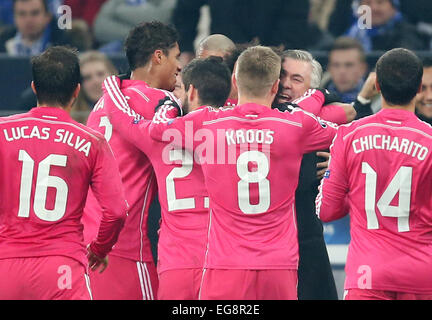 Gelsenkirchen, Deutschland. 18. Februar 2015. Madrids Marcelo (nicht sichtbar) feiert sein Tor beim 2:0 mit Manager Carlo Ancelotti (2 r) und Lucas Silva (l-R), Raphaël Varane, Isco, Toni Kroos und Javier Hernandez, während der Champions-League-Runde von 16 Spiel FC Schalke 04 Vs Real Madrid in Gelsenkirchen, Deutschland, 18. Februar 2015. Foto: Friso Gentsch/Dpa/Alamy Live News Stockfoto