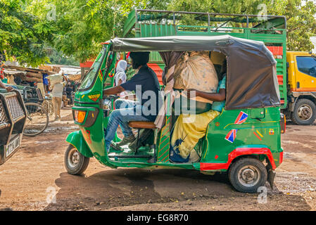 Afrikanische Taxi nehmen Kunden von den lokalen Markt von Mto Wa Mbu, Tansania Stockfoto
